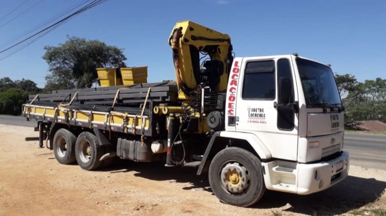 Caminhão munck da Freire Guindastes carregado com vigas de aço
