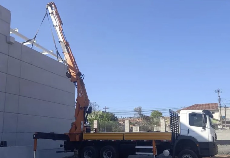 Guindaste da Freire Guindastes na montagem de peças pré-moldadas