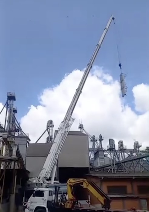 Guindaste movimentando equipamento industrial
