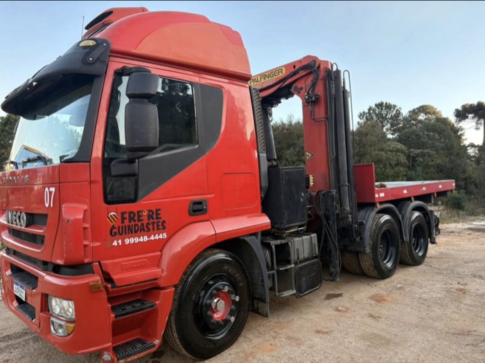 Munck da Freire Guindastes fazendo carga e descarga em Curitiba